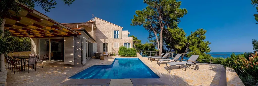 Sumartin 6-Bedroom Villa with Pool