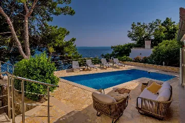 Sumartin 6-Bedroom Villa with Pool