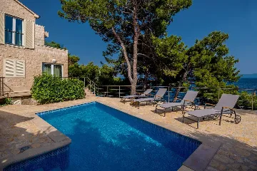 Sumartin 6-Bedroom Villa with Pool