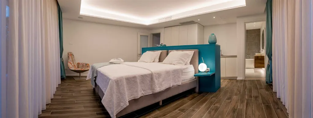 Sumartin 6-Bedroom Villa with Pool