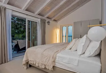 Sumartin 6-Bedroom Villa with Pool