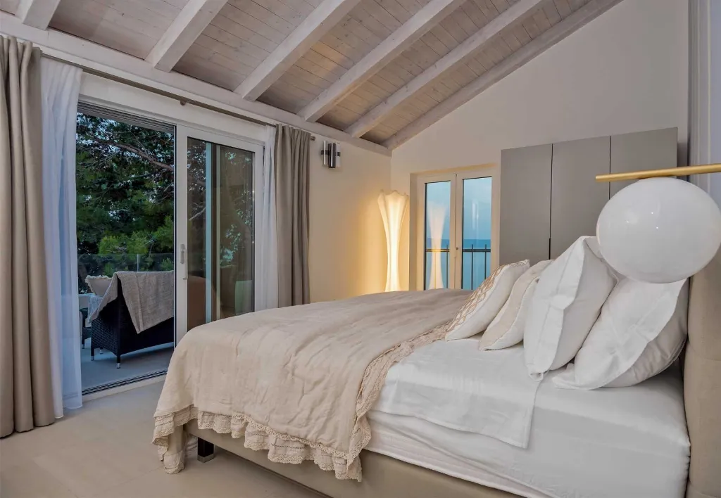 Sumartin 6-Bedroom Villa with Pool