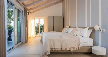 Sumartin 6-Bedroom Villa with Pool