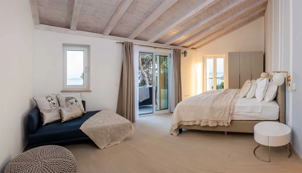 Sumartin 6-Bedroom Villa with Pool