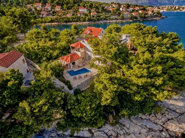 Sumartin 6-Bedroom Villa with Pool