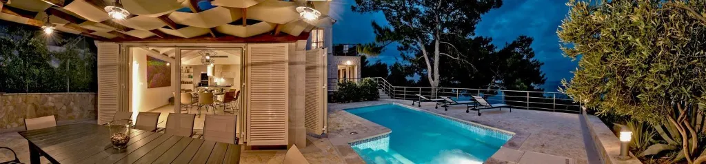 Sumartin 6-Bedroom Villa with Pool