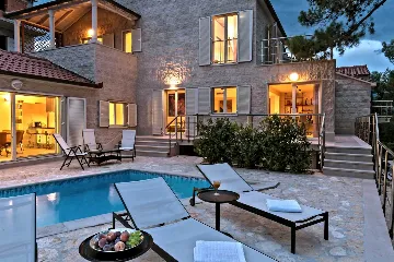 Sumartin 6-Bedroom Villa with Pool