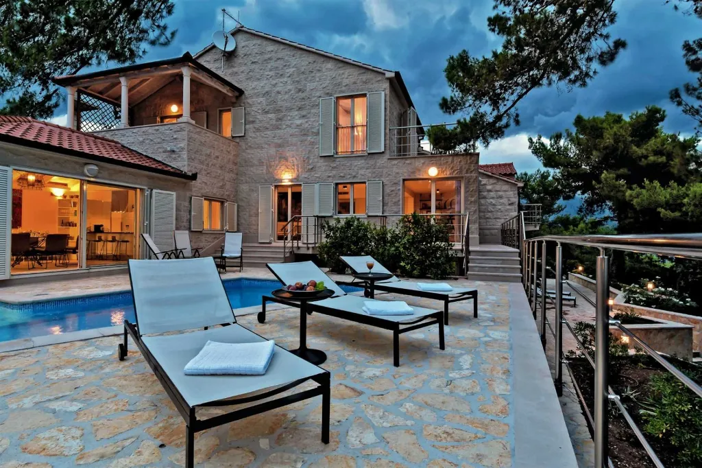 Sumartin 6-Bedroom Villa with Pool