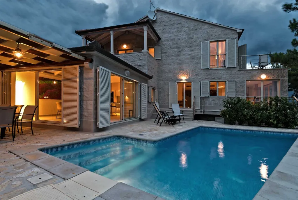 Sumartin 6-Bedroom Villa with Pool