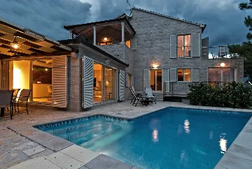 Sumartin 6-Bedroom Villa with Pool