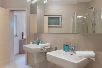 Sumartin 6-Bedroom Villa with Pool