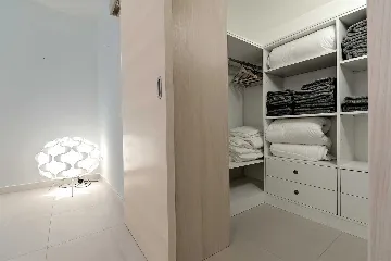 Sumartin 6-Bedroom Villa with Pool