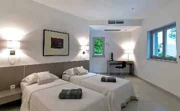 Sumartin 6-Bedroom Villa with Pool