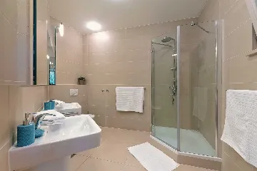 Sumartin 6-Bedroom Villa with Pool