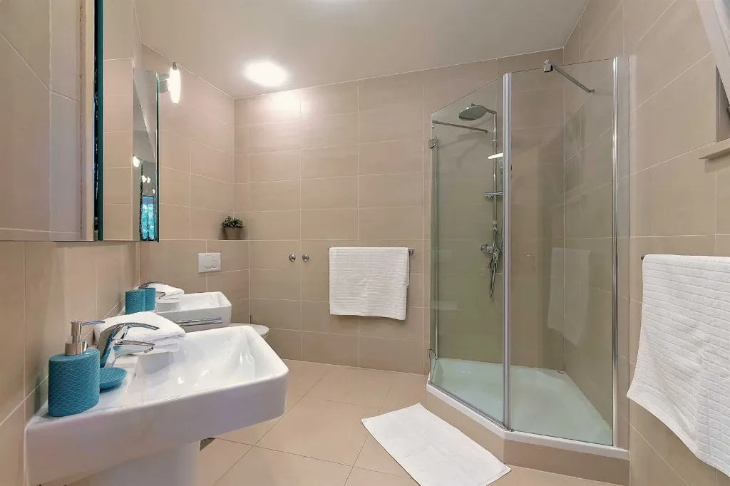 Sumartin 6-Bedroom Villa with Pool