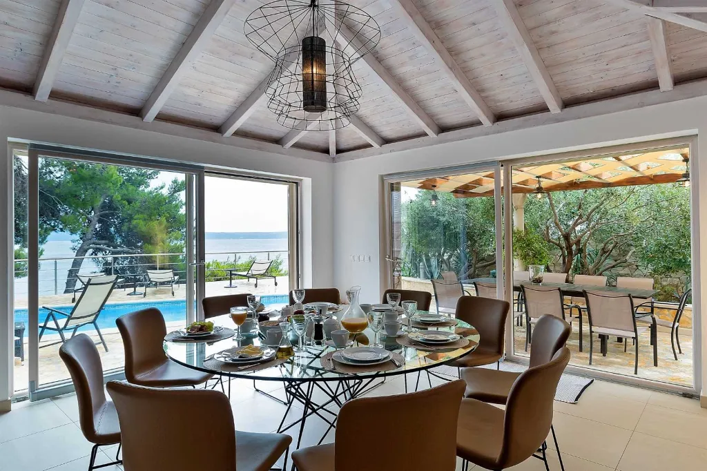 Sumartin 6-Bedroom Villa with Pool