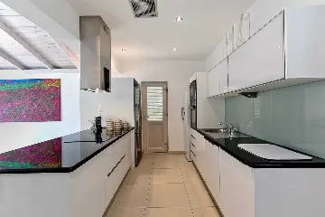 Sumartin 6-Bedroom Villa with Pool