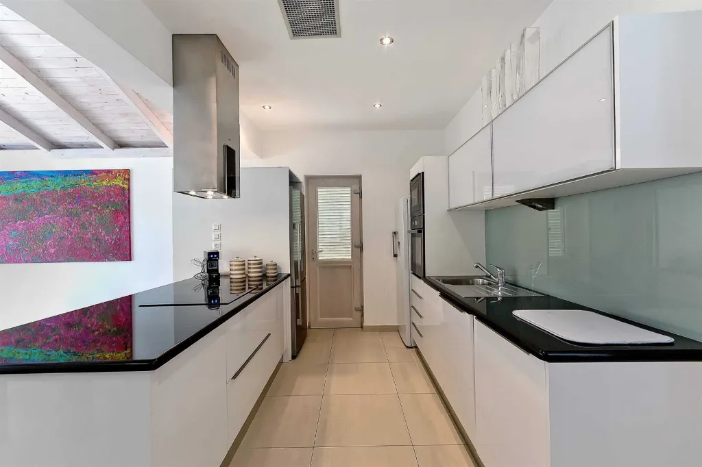 Sumartin 6-Bedroom Villa with Pool