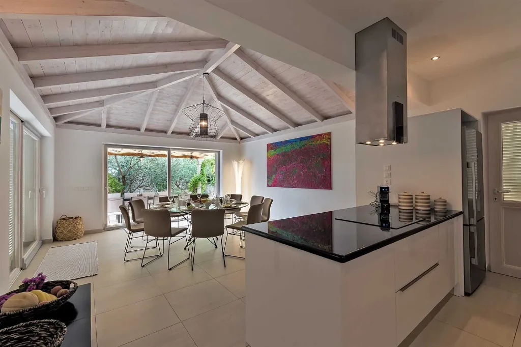 Sumartin 6-Bedroom Villa with Pool