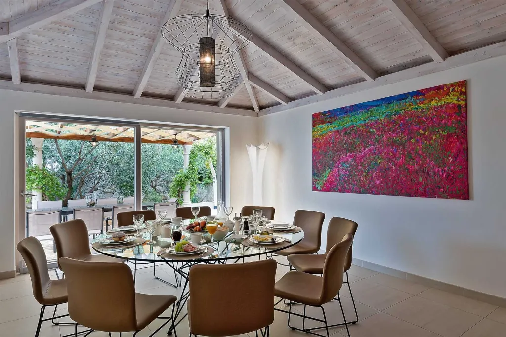 Sumartin 6-Bedroom Villa with Pool