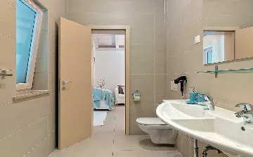 Sumartin 6-Bedroom Villa with Pool