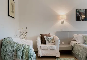 Sumartin 6-Bedroom Villa with Pool