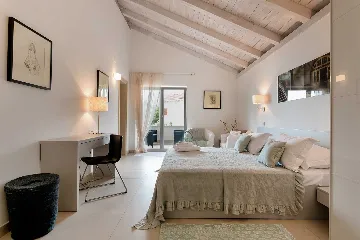 Sumartin 6-Bedroom Villa with Pool