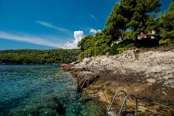 Sumartin 6-Bedroom Villa with Pool