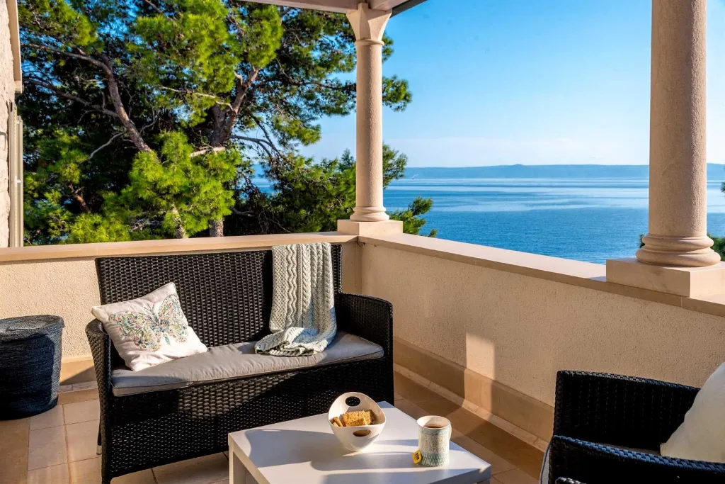 Sumartin 6-Bedroom Villa with Pool