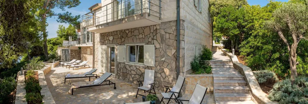 Sumartin 6-Bedroom Villa with Pool