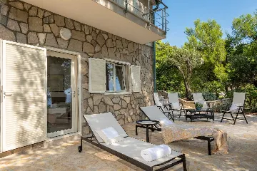 Sumartin 6-Bedroom Villa with Pool