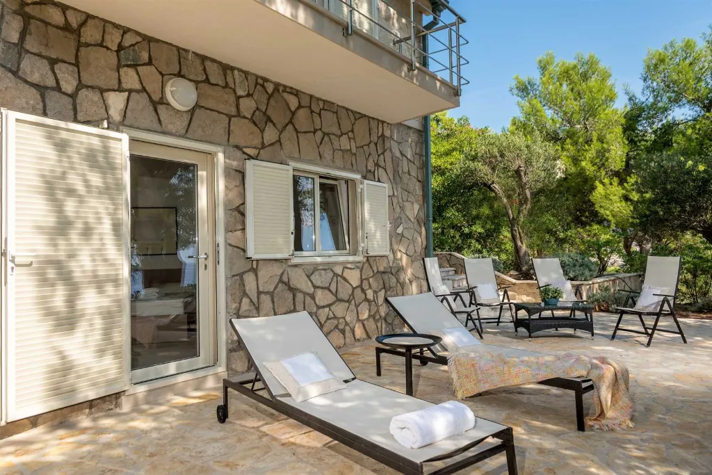 Sumartin 6-Bedroom Villa with Pool