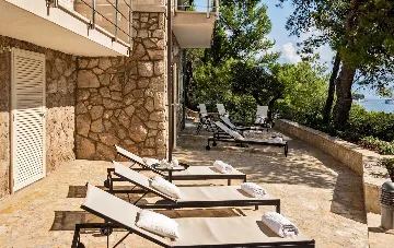 Sumartin 6-Bedroom Villa with Pool