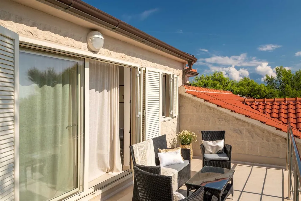 Sumartin 6-Bedroom Villa with Pool