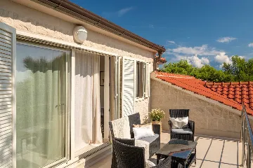 Sumartin 6-Bedroom Villa with Pool