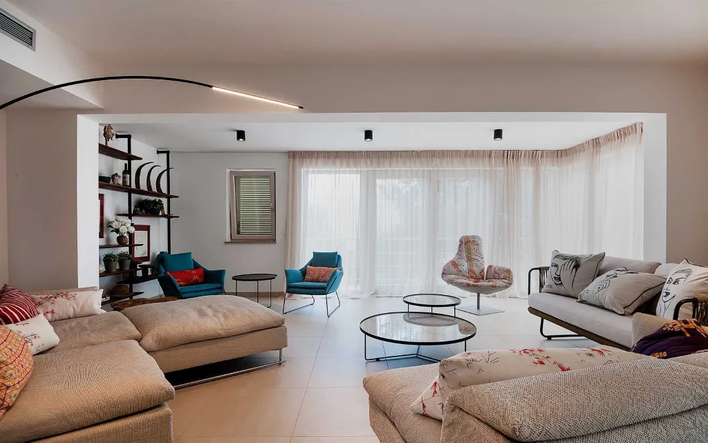 Sumartin 6-Bedroom Villa with Pool