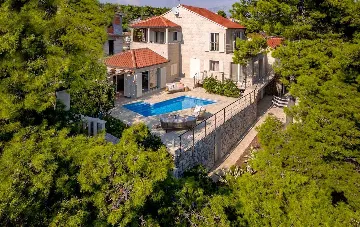 Sumartin 6-Bedroom Villa with Pool