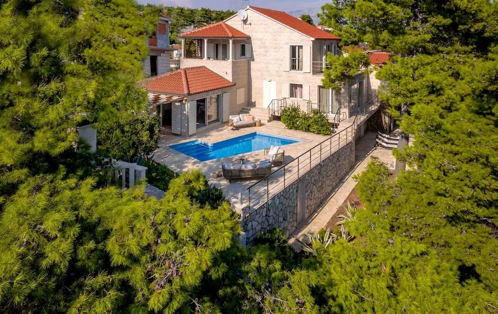 Sumartin 6-Bedroom Villa with Pool