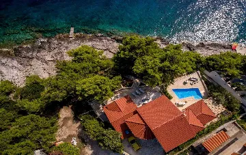 Sumartin 6-Bedroom Villa with Pool