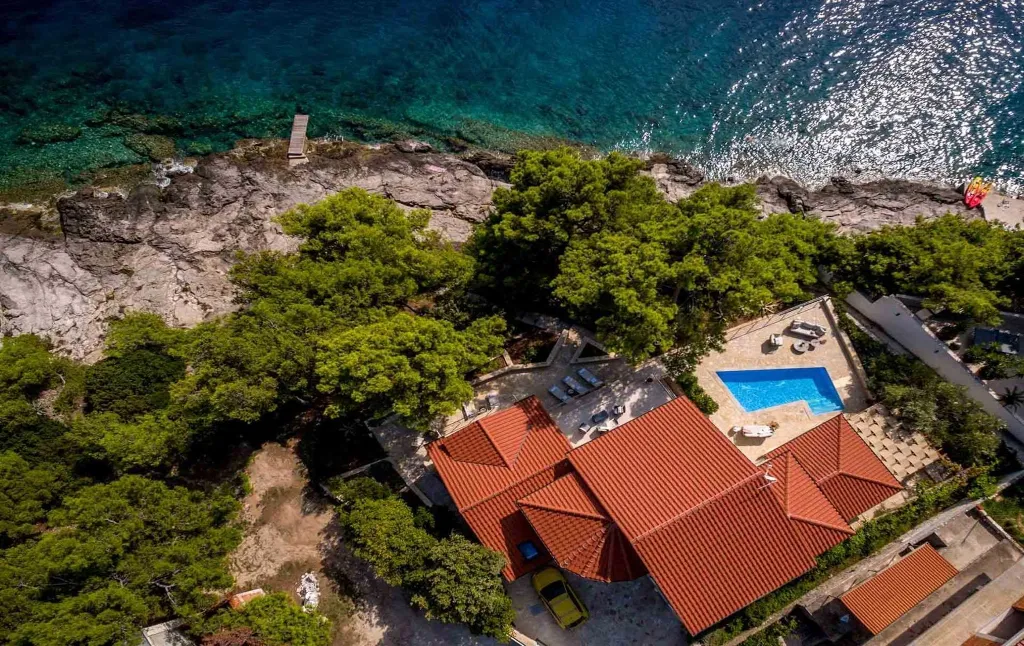 Sumartin 6-Bedroom Villa with Pool