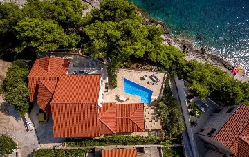Sumartin 6-Bedroom Villa with Pool
