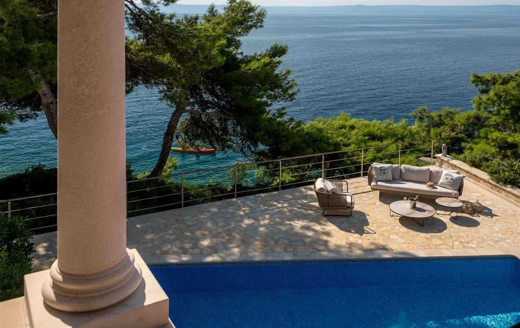 Sumartin 6-Bedroom Villa with Pool