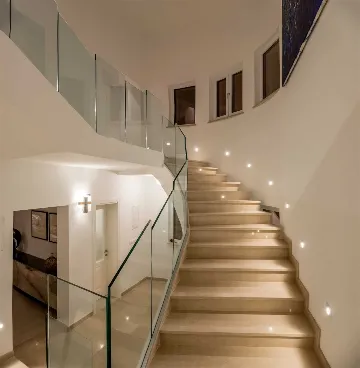 Sumartin 6-Bedroom Villa with Pool