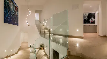 Sumartin 6-Bedroom Villa with Pool