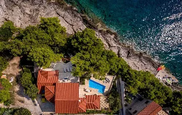 Sumartin 6-Bedroom Villa with Pool