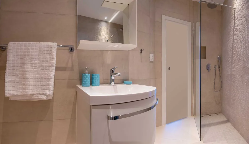 Sumartin 6-Bedroom Villa with Pool