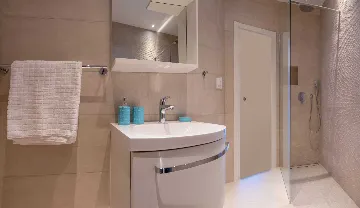 Sumartin 6-Bedroom Villa with Pool