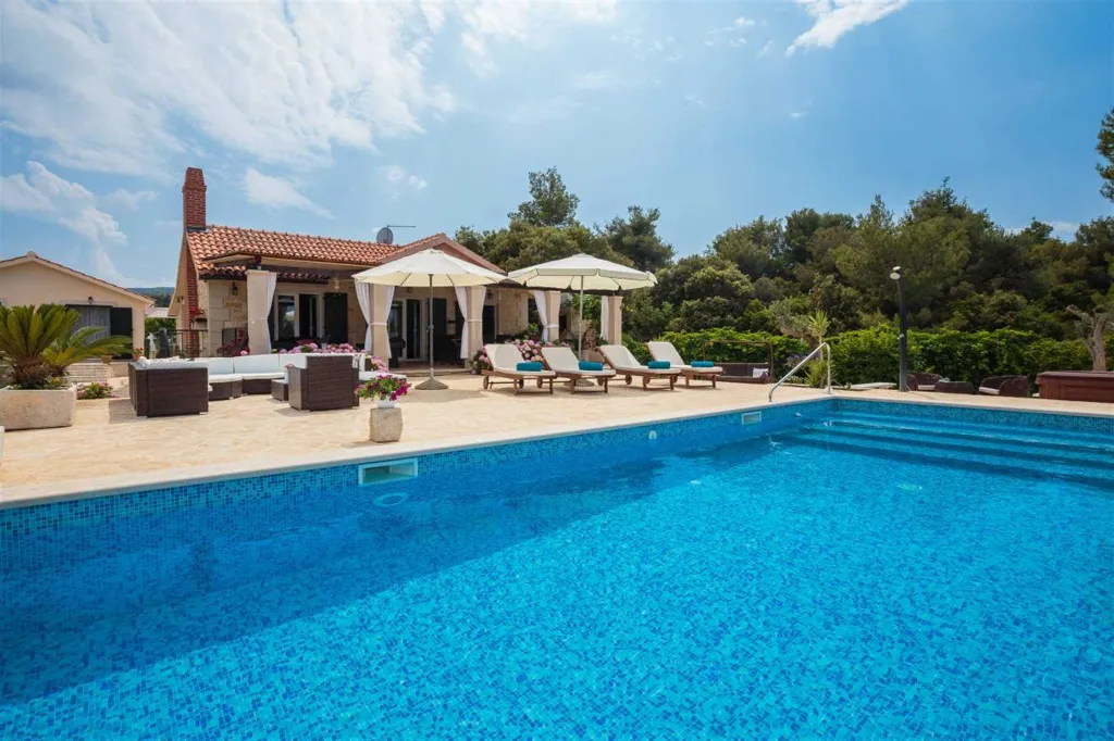 4-Bedroom Villa in Mutnik, Croatia with Pool