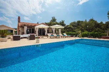 4-Bedroom Villa in Mutnik, Croatia with Pool