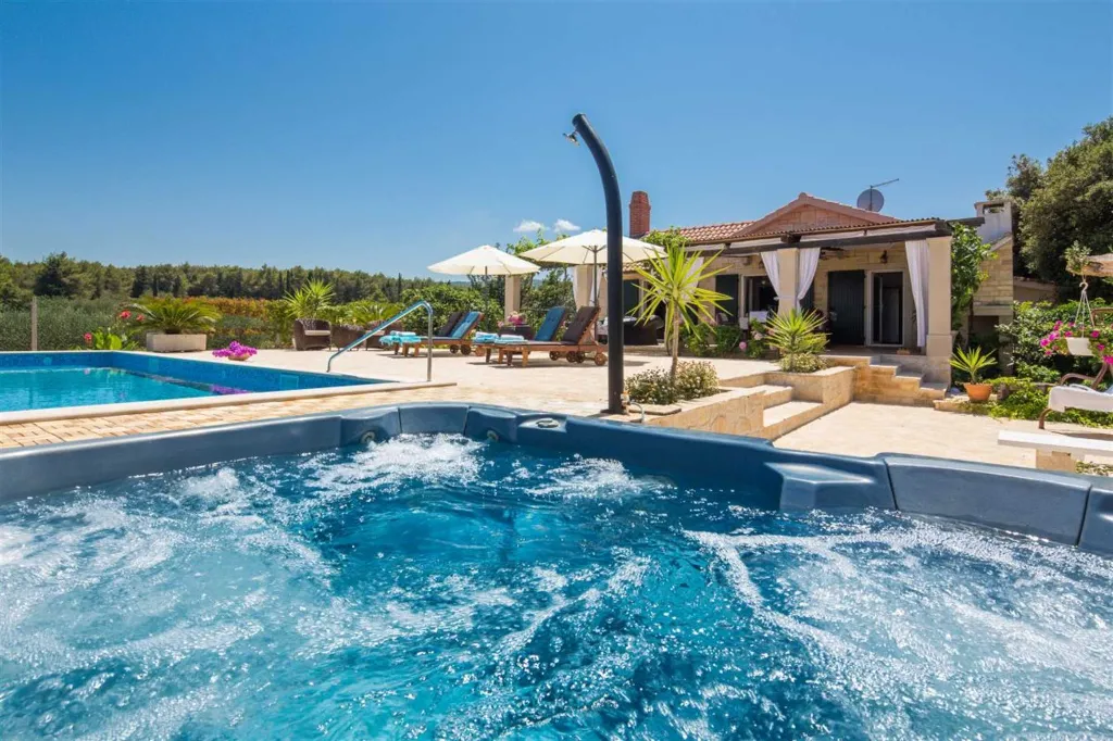 4-Bedroom Villa in Mutnik, Croatia with Pool